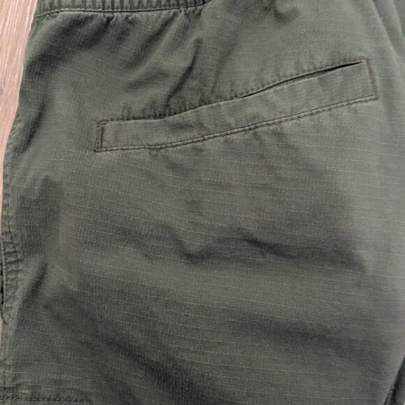 Vuori Ripstop Pants in Army - Picture 13 of 14